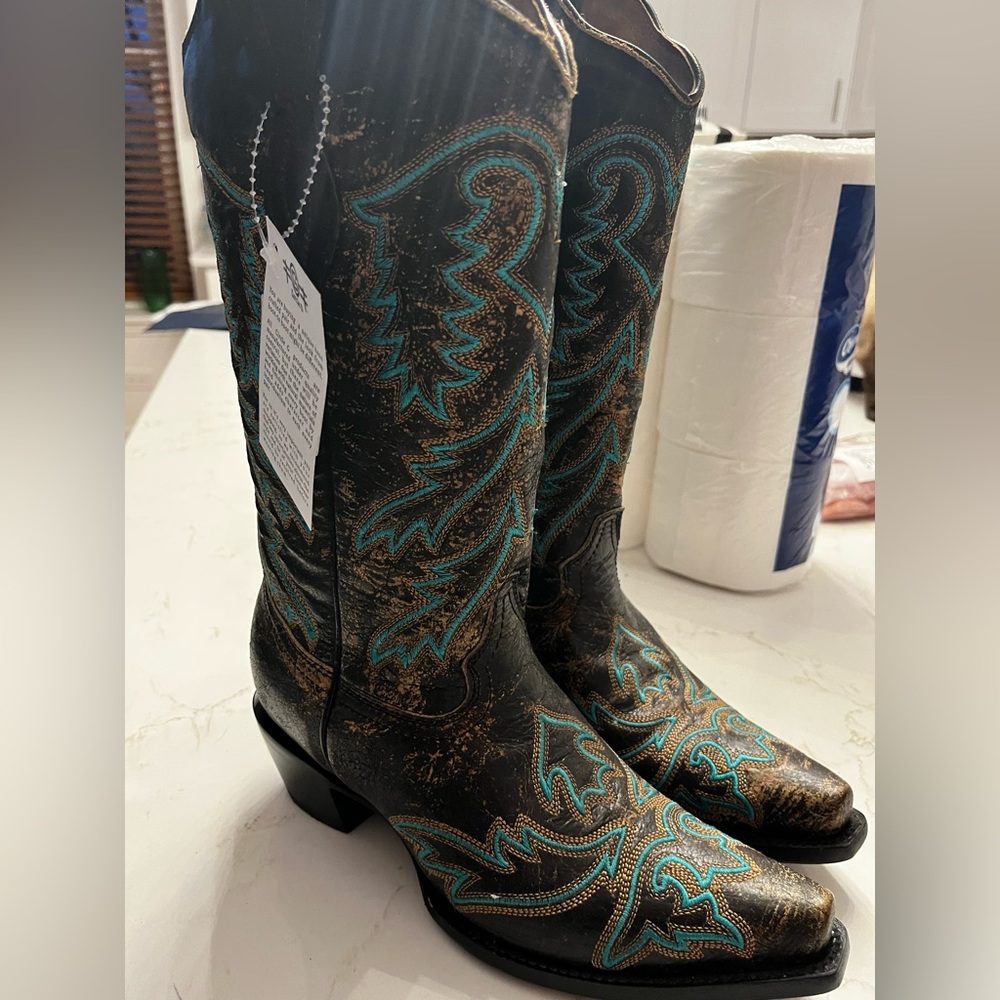 Cowboy boots. Size 8 NEW w tag